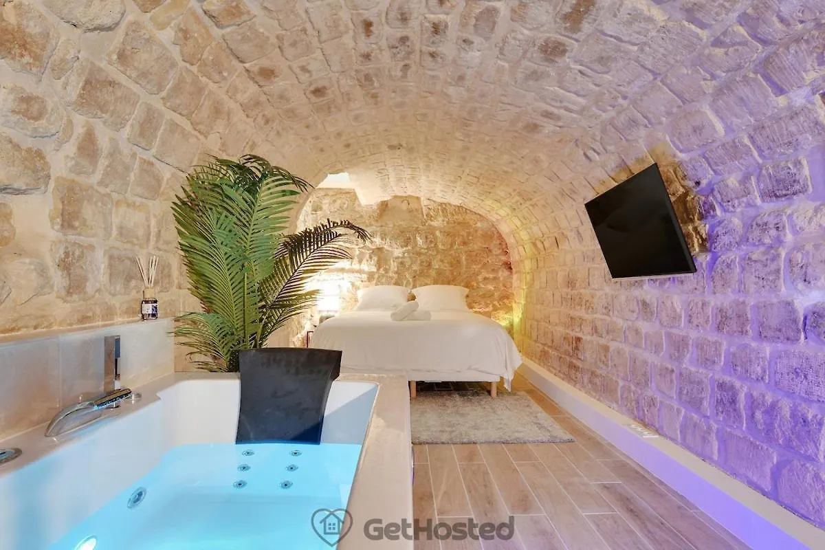 Charming Flat With Jacuzzi Heart Of Paris Gethosted Apartment