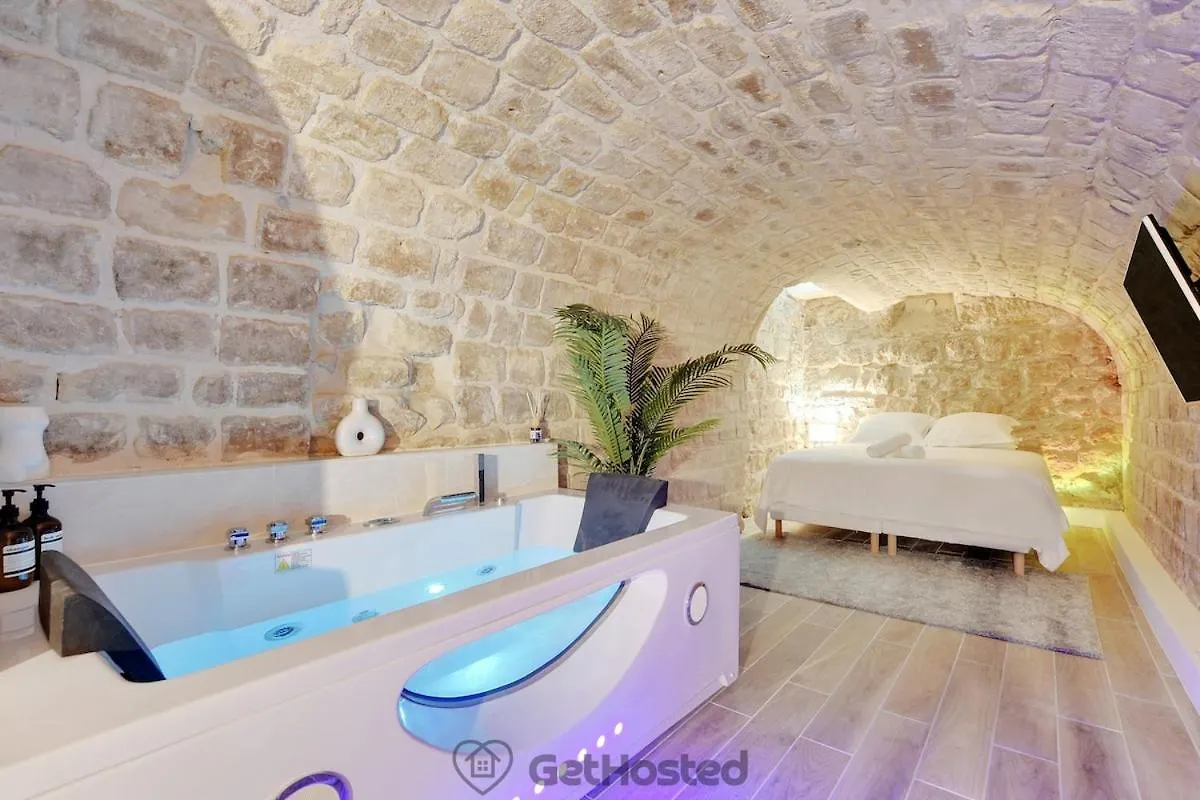 Charming Flat With Jacuzzi Heart Of Paris Gethosted Apartment